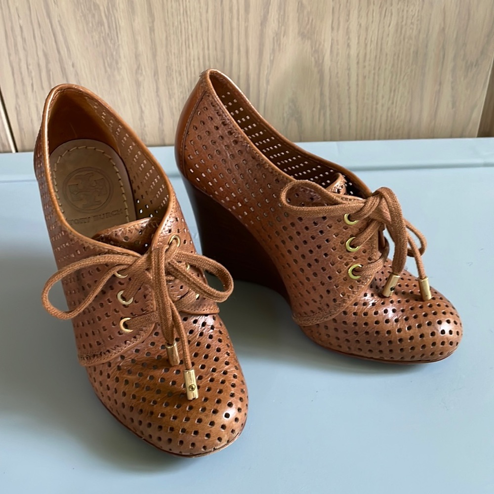 Tory Burch perforated leather lace up wedges, Size 5, color brown / tan